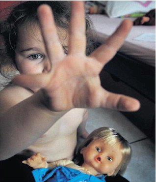 bimba con mano protegge