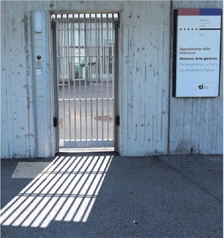entrata carcere stampa