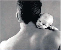 padre con bimbo spalla